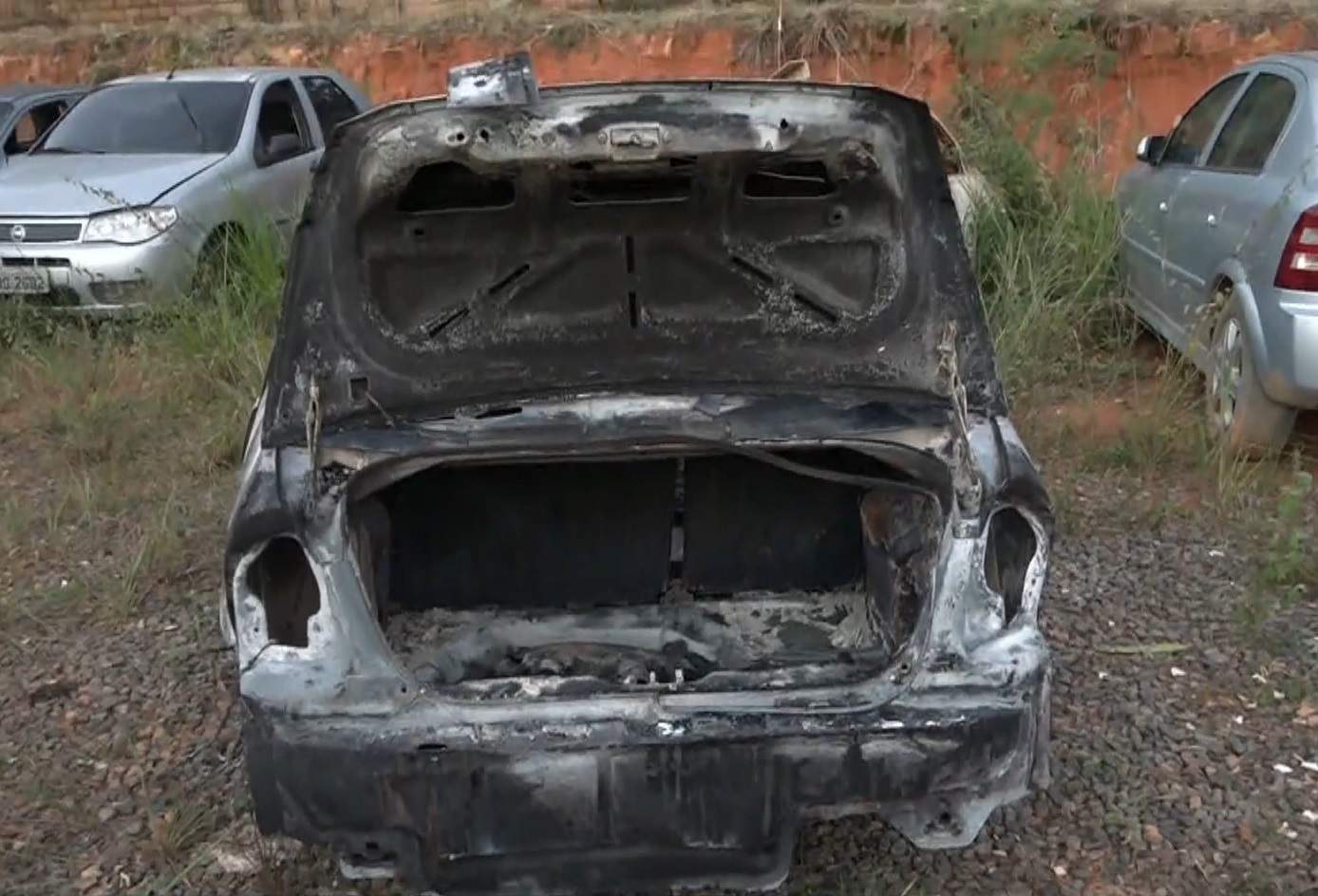 Corpo Carbonizado é Encontrado Dentro De Carro Queimado Em Pátio De ...