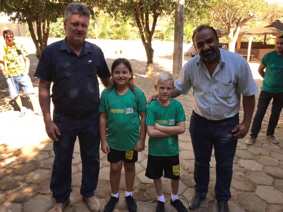 Alunos da rede municipal recebem uniformes em Laranja da TerraES. A Tribuna do Vale Alunos da rede municipal recebem uniformes em Laranja da TerraES. A Tribuna do Vale