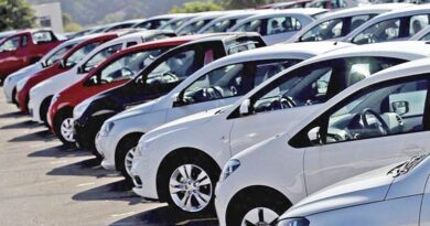 Vendas de carros caem pelo segundo mês e lojas estão sem veículos. Vendas de carros caem pelo segundo mês e lojas estão sem veículos.